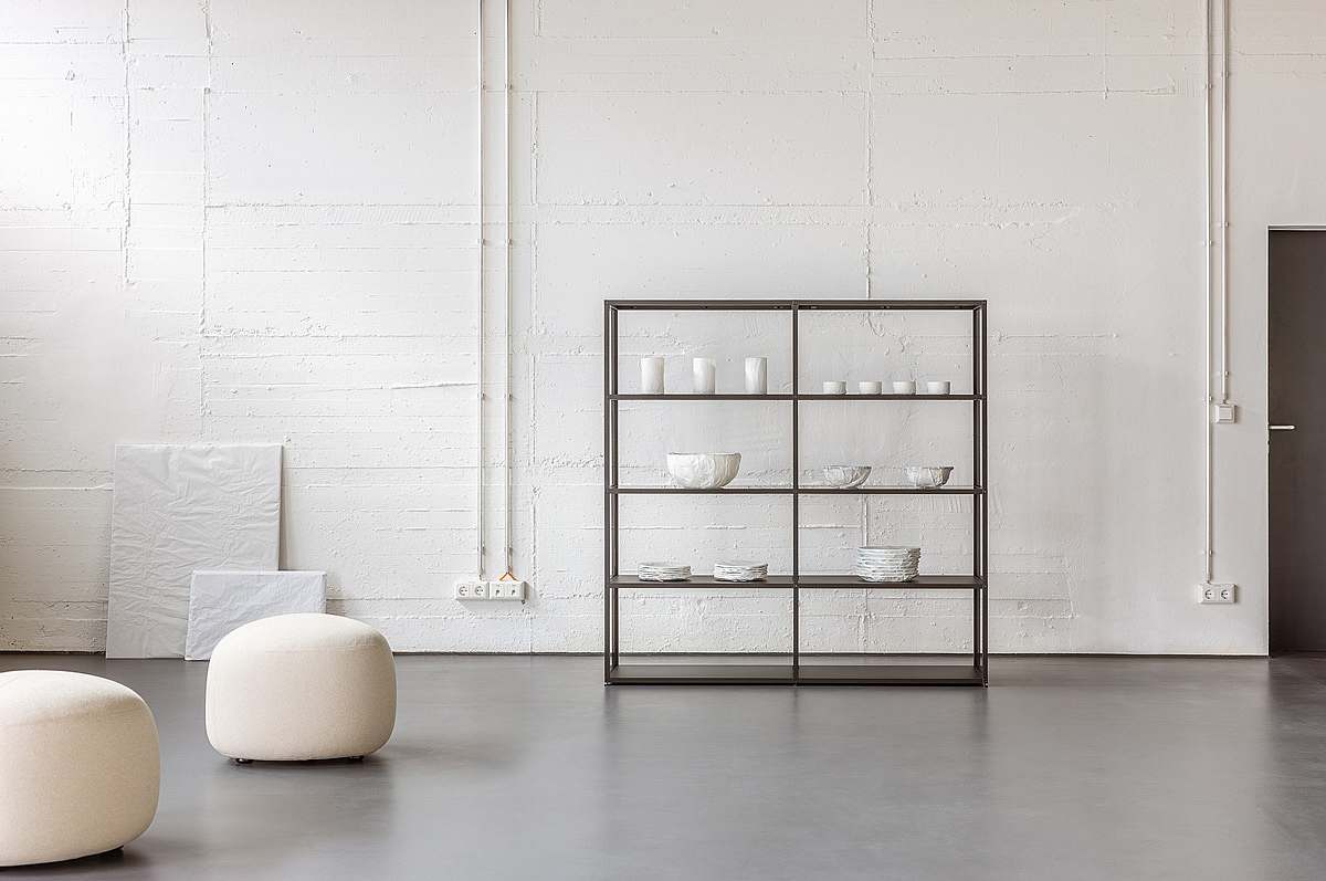 nomo shelf with open and closed storage spaces as well as shelves and fillings on an exhibition stand.