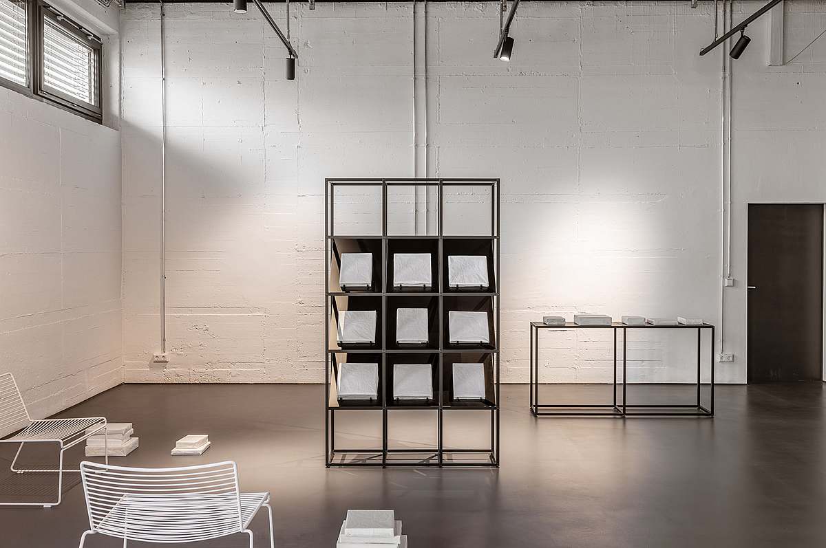 Various nomo display units with different rod lengths, open and closed storage spaces and shelves made of different materials in a boutique.